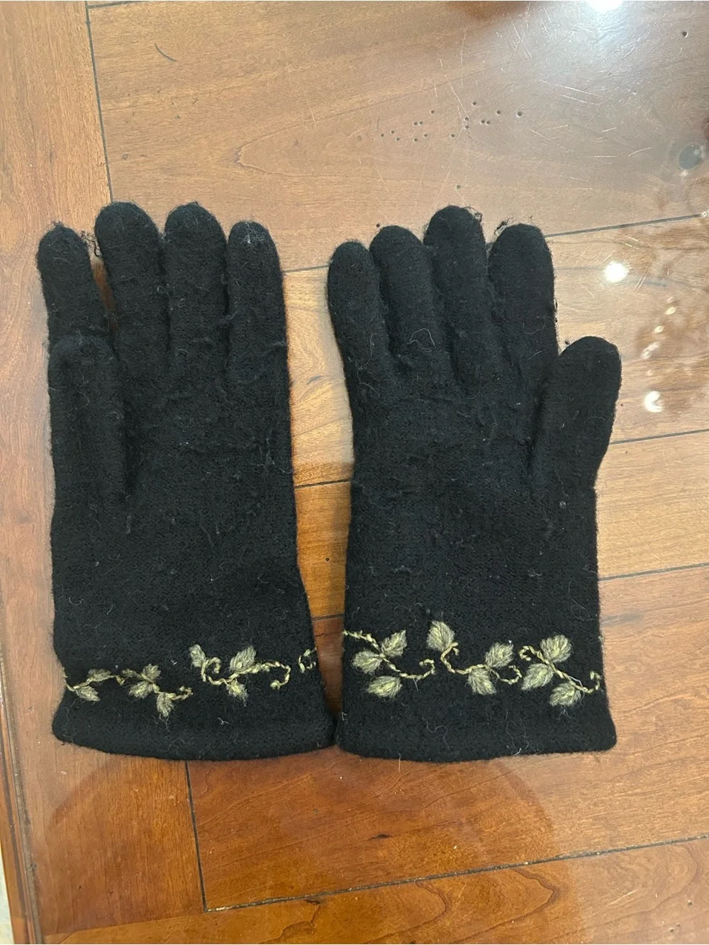 Black Floral Embroidered Women's Wool Gloves